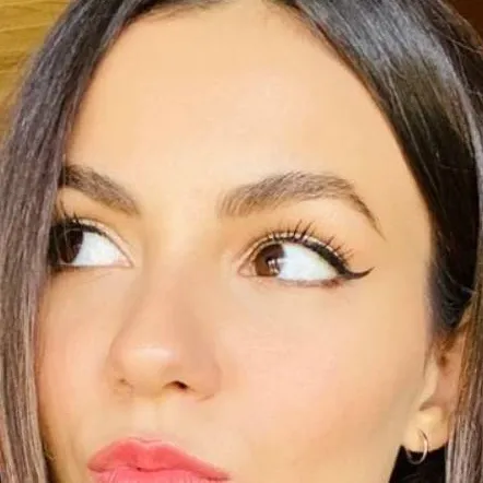 chat with ai character: Victoria Justice. 