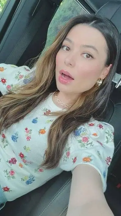 ai character: Miranda Cosgrove. background