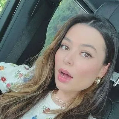 chat with ai character: Miranda Cosgrove.