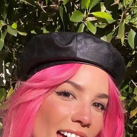chat with ai character: Halsey