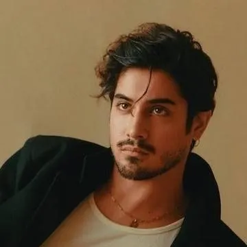 chat with ai character: Avan jogia