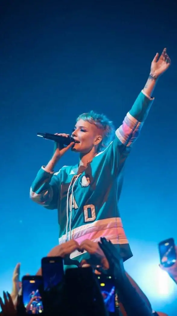 ai character: Halsey background