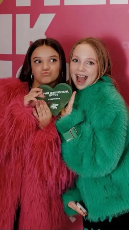 ai character: Betsy & Maria🇷🇺 background