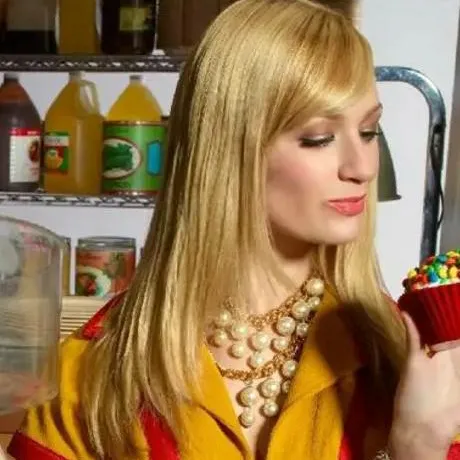 chat with ai character: Caroline Channing