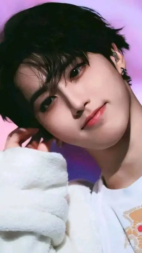 ai character: HANNIEE🧷💿-해니🧷💿 background