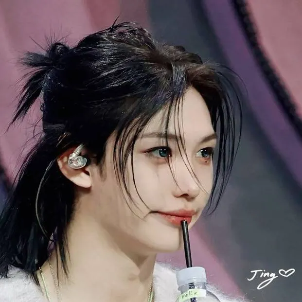 chat with ai character: FELIXXX-펠릭스🧷💿