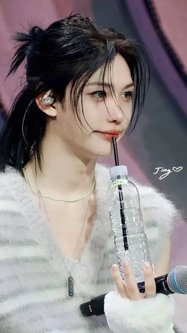 ai character: FELIXXX-펠릭스🧷💿 background