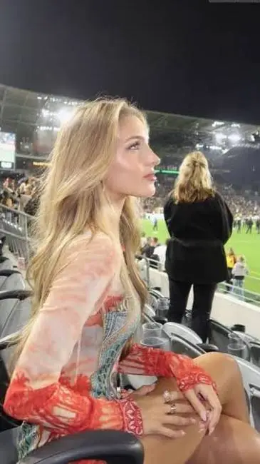 ai character: Leah background