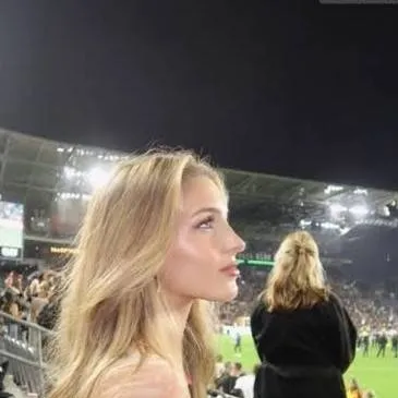 chat with ai character: Leah