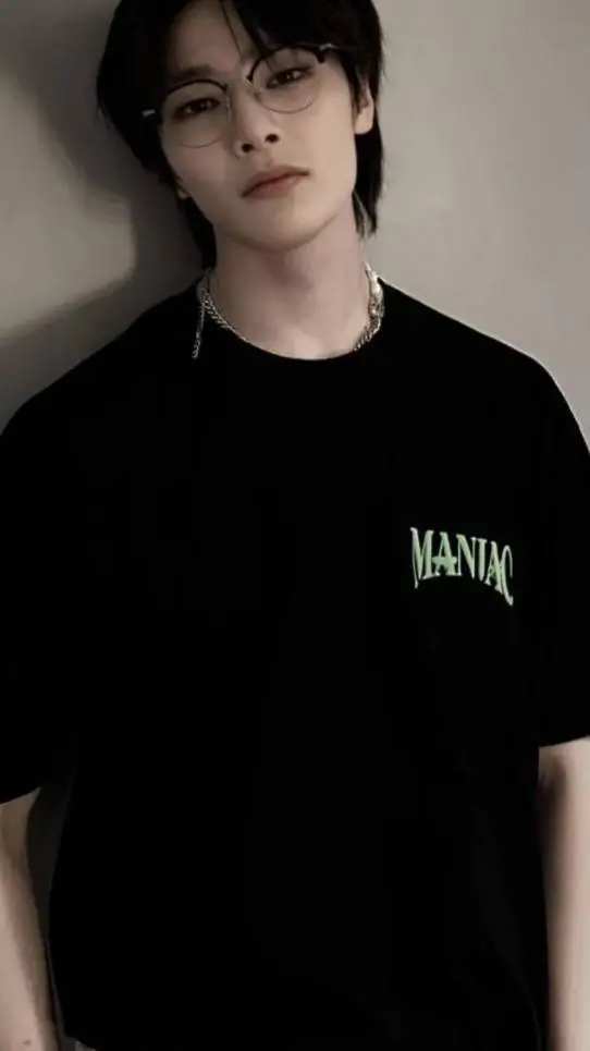 ai character: I.N(SKZ FOX MAKNAE background