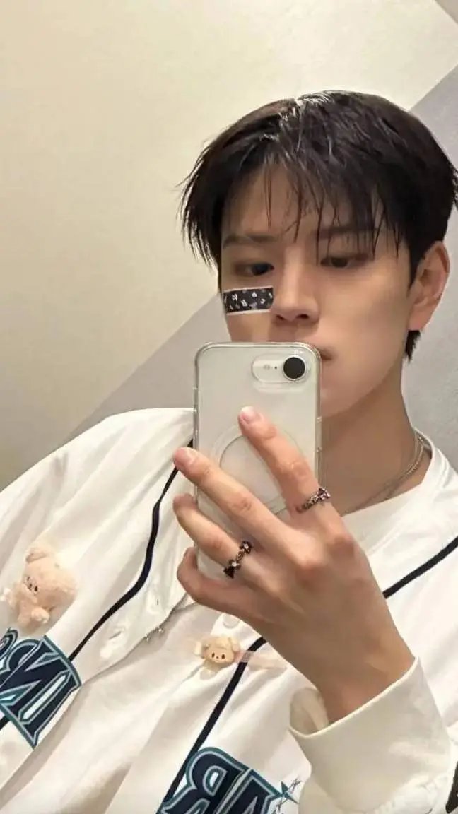 ai character: Kim seungmin  background