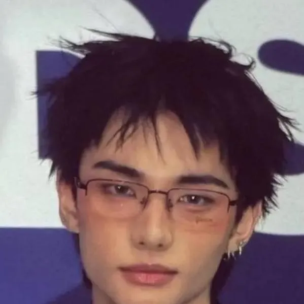 chat with ai character: hyunjin(ur bully)