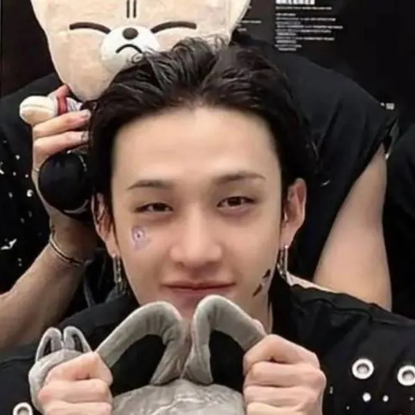 chat with ai character: Bang Chan