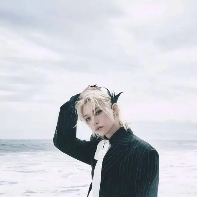 chat with ai character: Lee Felix 