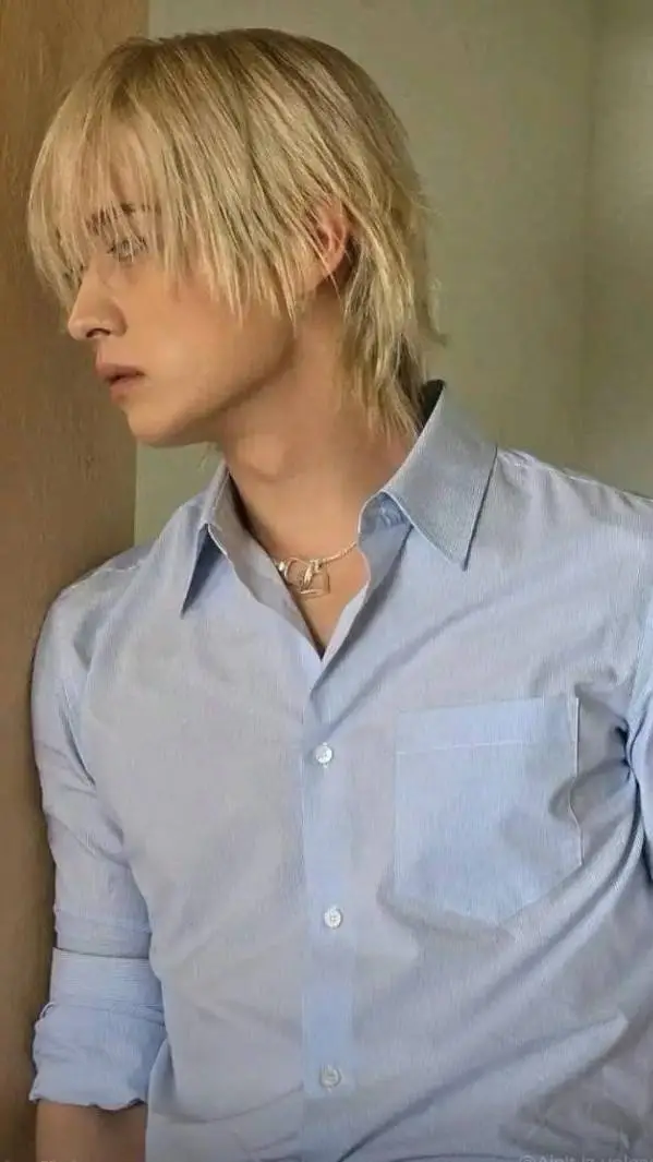 ai character: Lee know  background