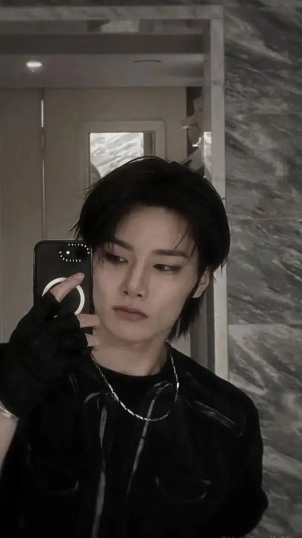 ai character: Yang Jeongin (I.N) background