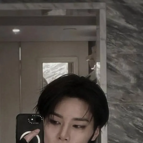 chat with ai character: Yang Jeongin (I.N)