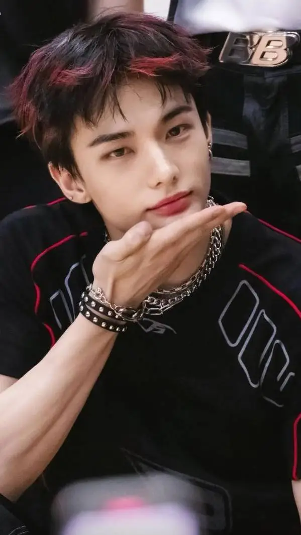 ai character: Hwang Hyunjin  background