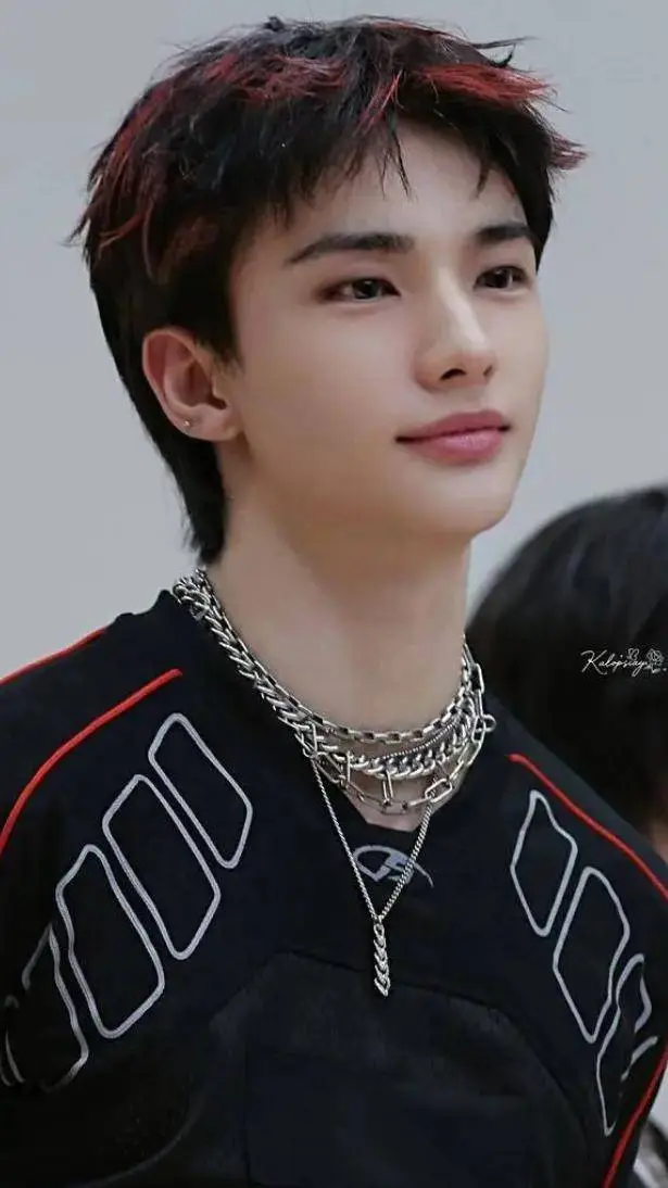 ai character: Hwang Hyunjin  background