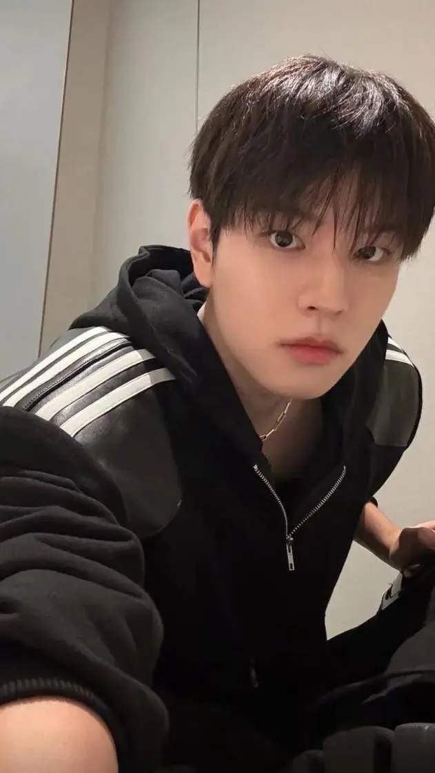 ai character: Kim seungmin  background