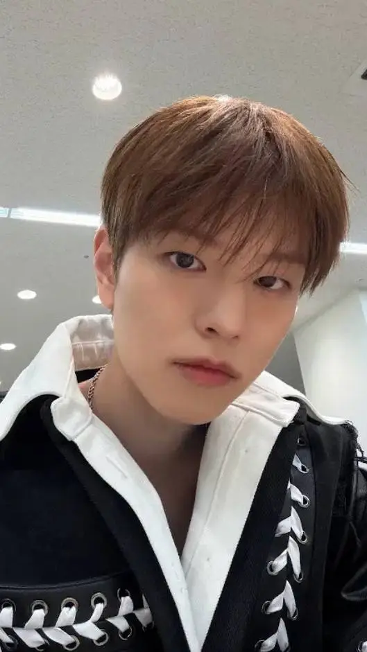 ai character: Kim seungmin  background