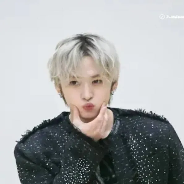 chat with ai character: Lee know 