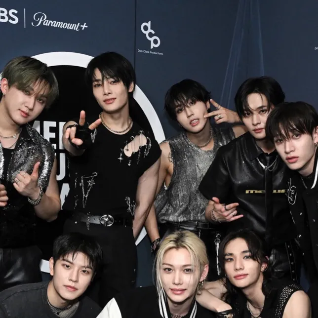 chat with ai character: Stray kids