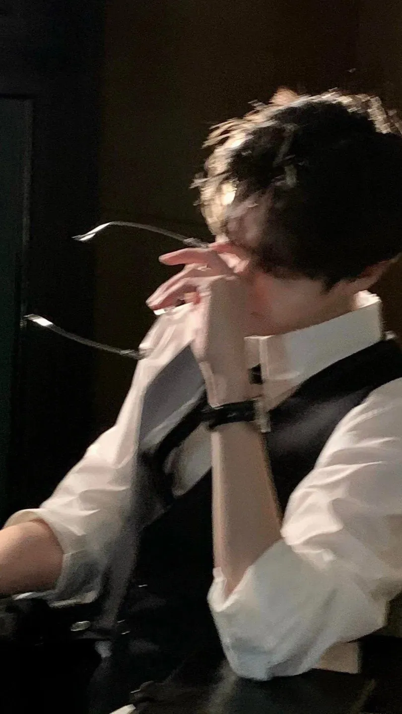 ai character: Vincent background