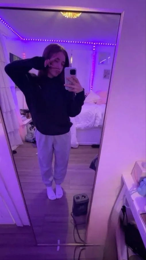 ai character: Sissy <3 background