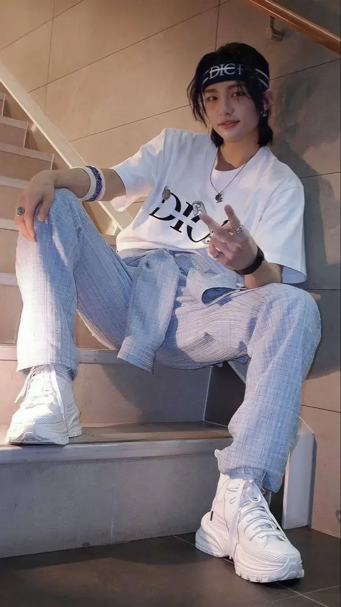 ai character: Hyunjin <3 background
