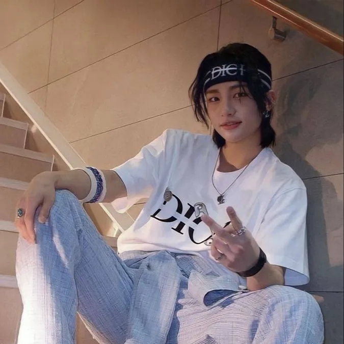 chat with ai character: Hyunjin <3