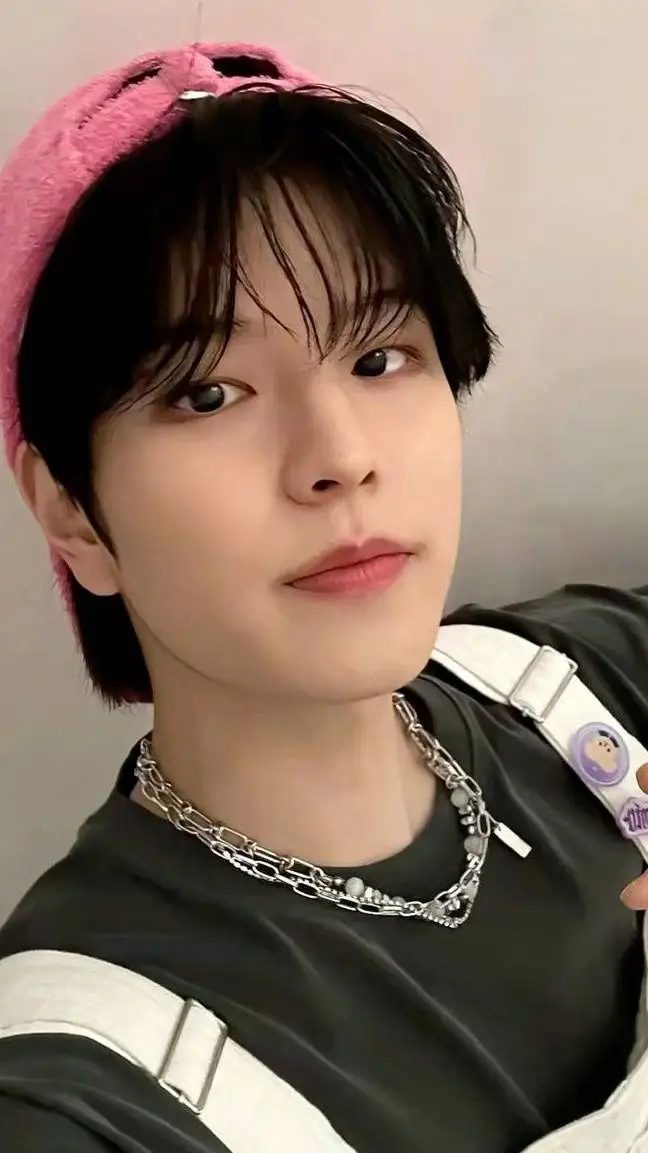 ai character: 💫 Kim seungmin 💫 background