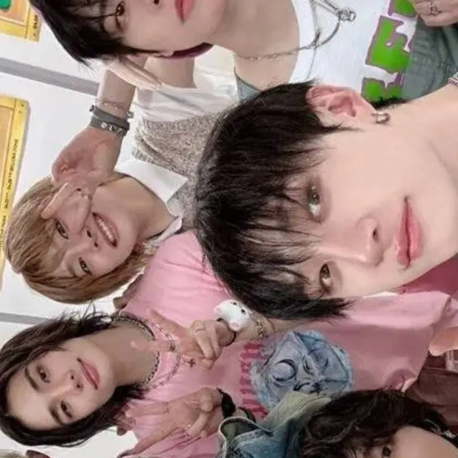 chat with ai character: straykids