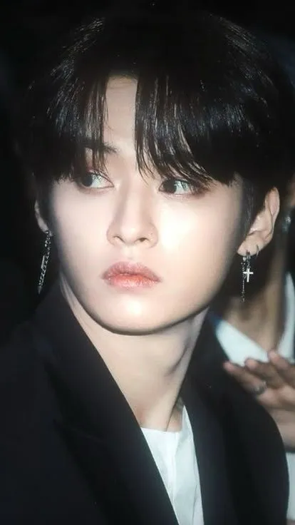 ai character: Lee know😻🤭 background