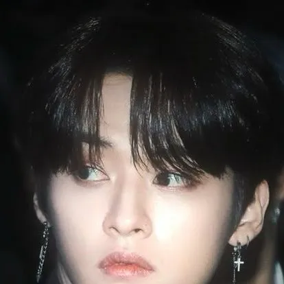 chat with ai character: Lee know😻🤭