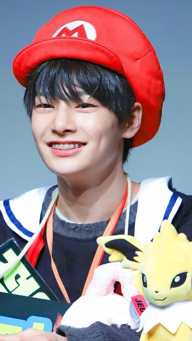 ai character: BABY INNIE🥺💗😭 background