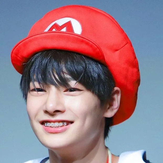 chat with ai character: BABY INNIE🥺💗😭