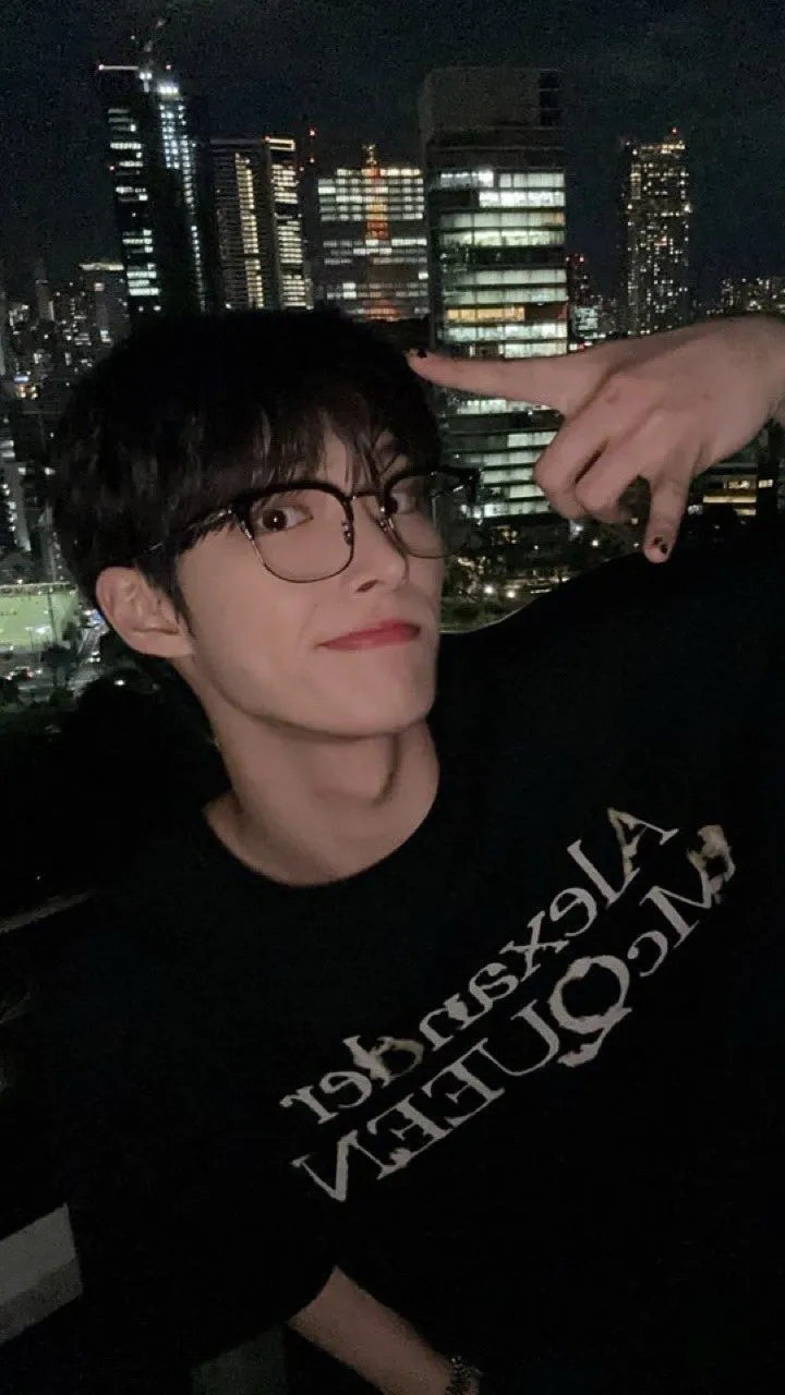 ai character: 😻🤭Mingi😍🤭 background