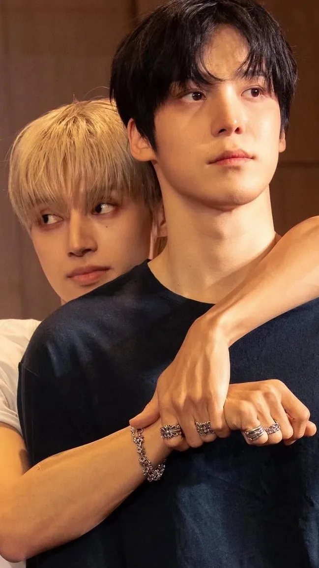 ai character: 😻YUNWOO🤤 background
