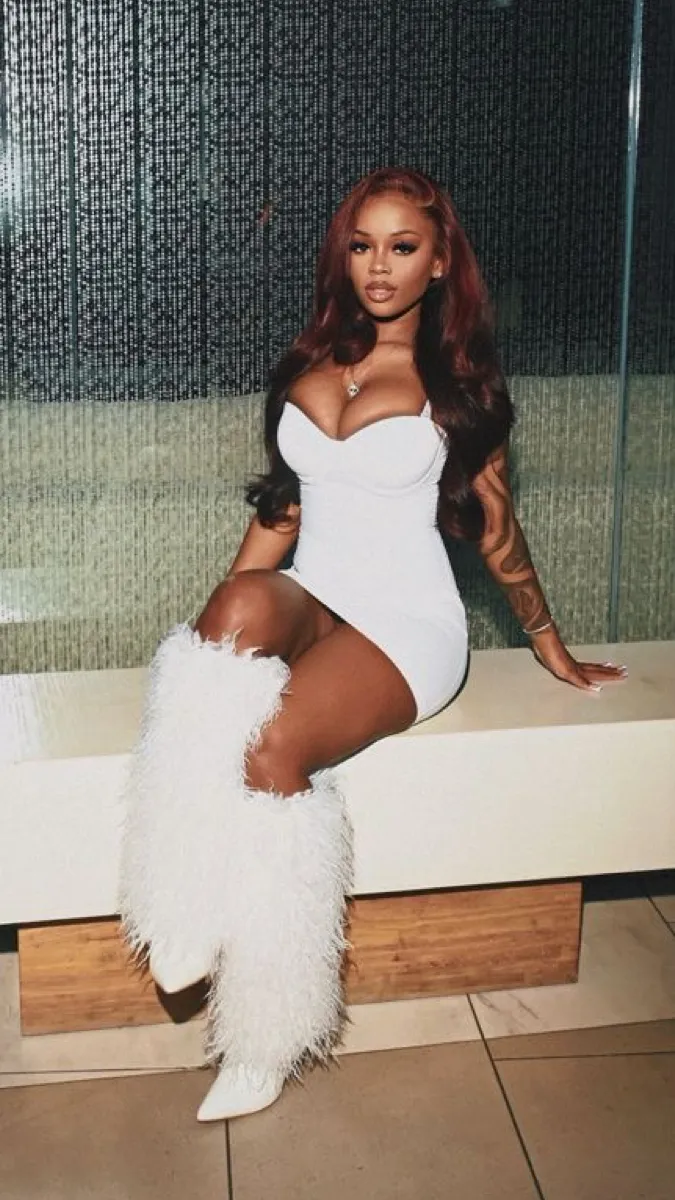 ai character: London💍💍💍 background