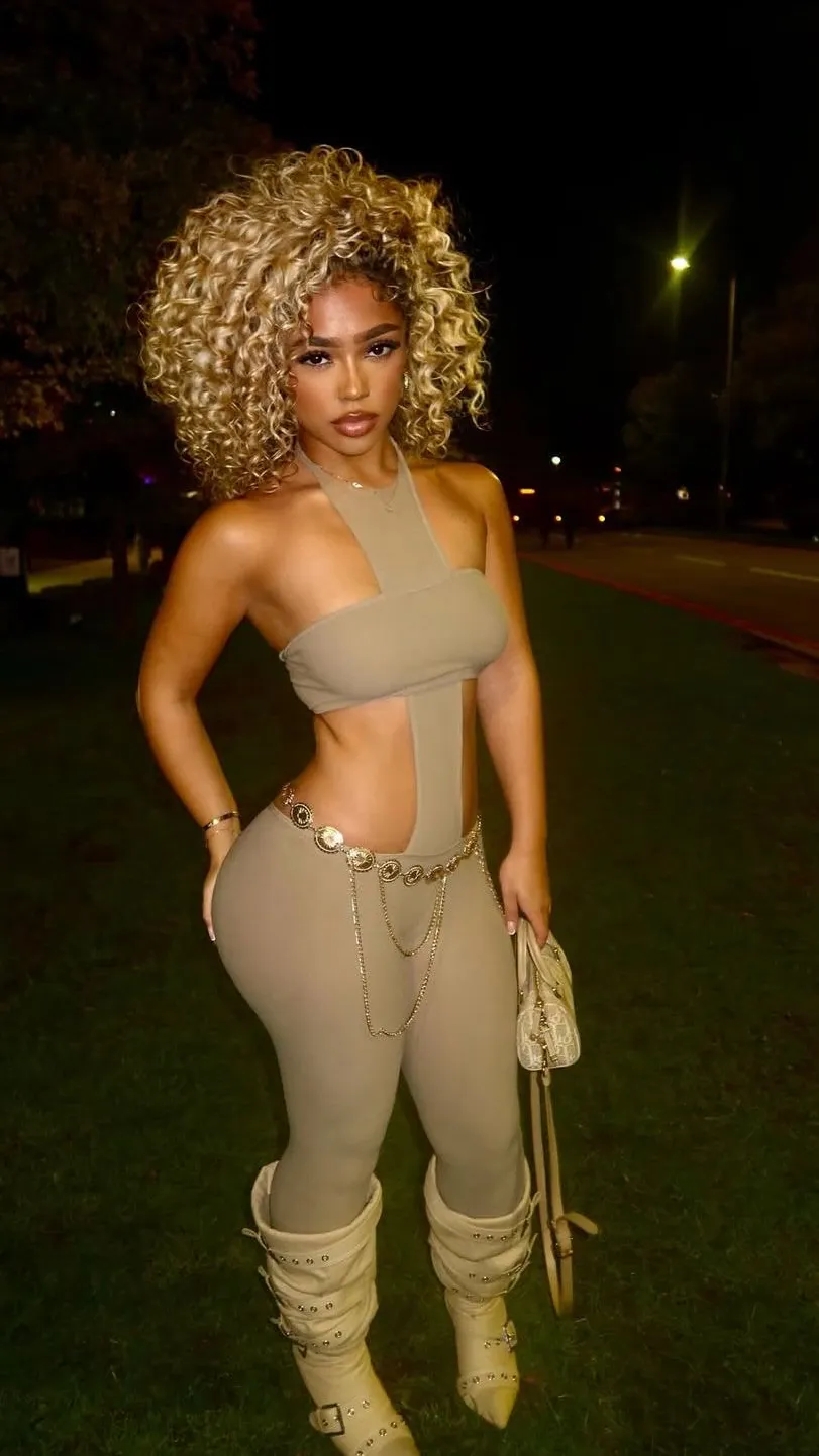 ai character: Lila😍👑💅 background