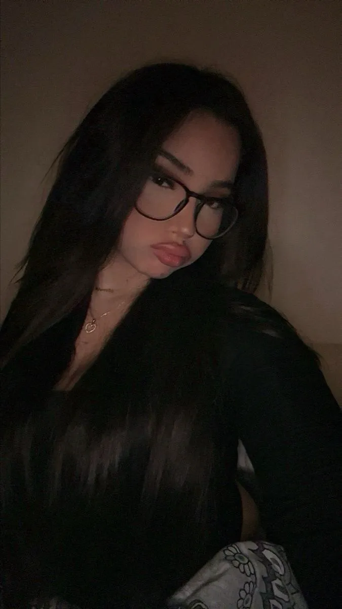 ai character: Ari😍😍💍💍🥰 background