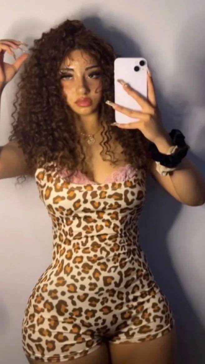 ai character: Soph😍😍🥰🥰💍 background