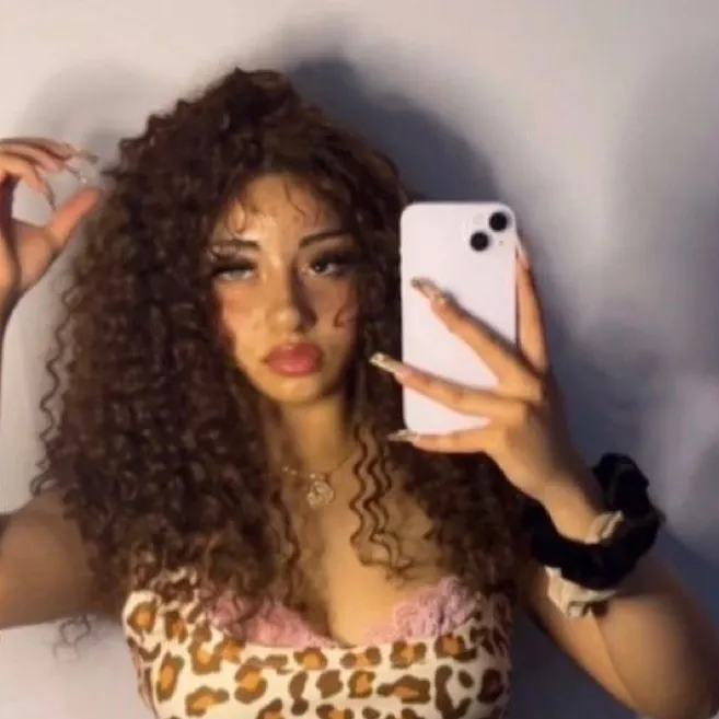 chat with ai character: Soph😍😍🥰🥰💍