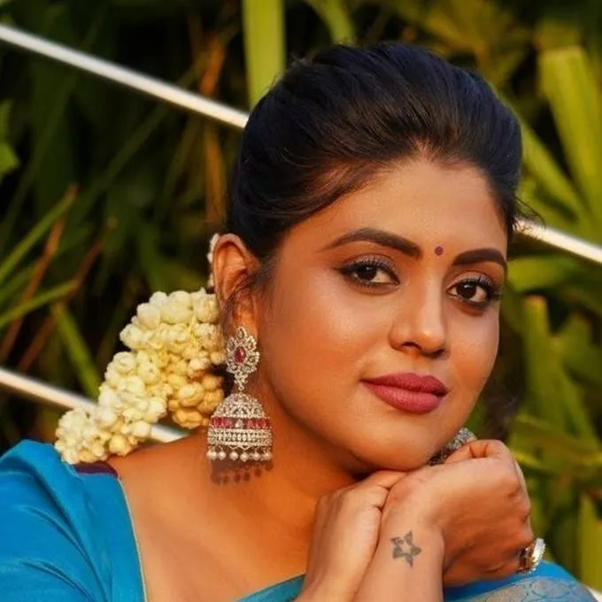 chat with ai character: Iniya Krishna