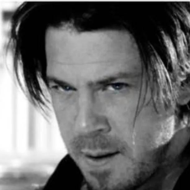 chat with ai character: Elliott Spencer