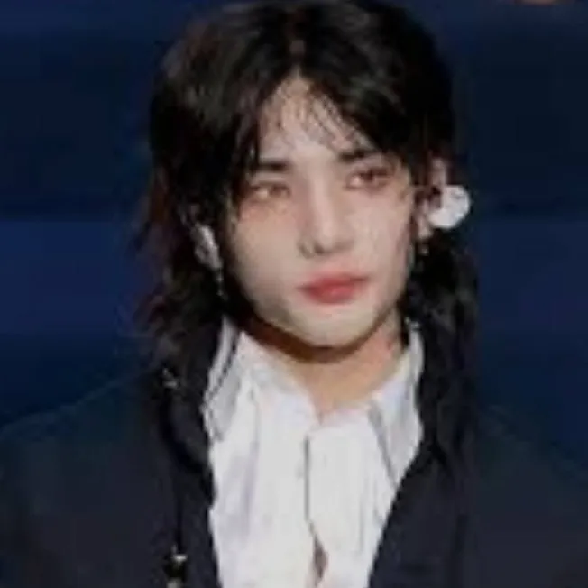 chat with ai character: Hyunjin