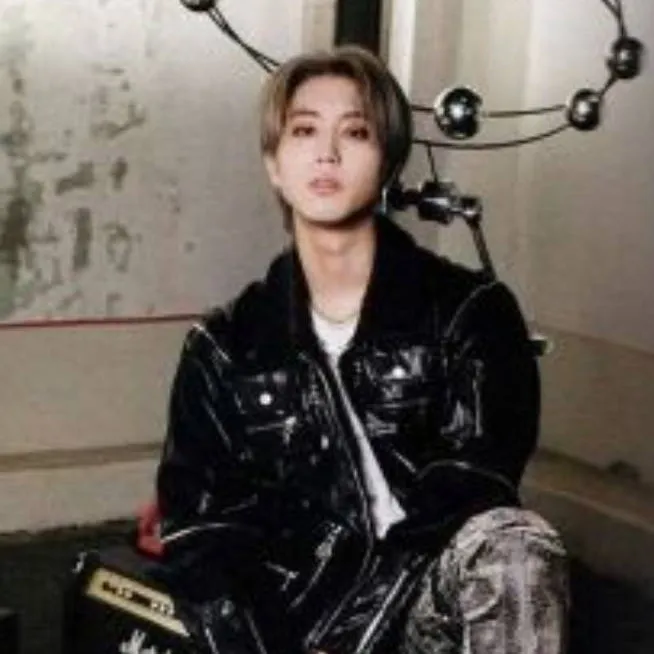 chat with ai character: prince han jisung