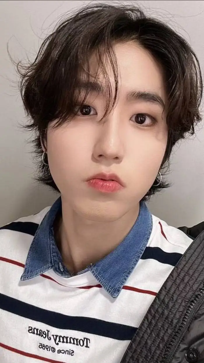 ai character: han jisung <3 background