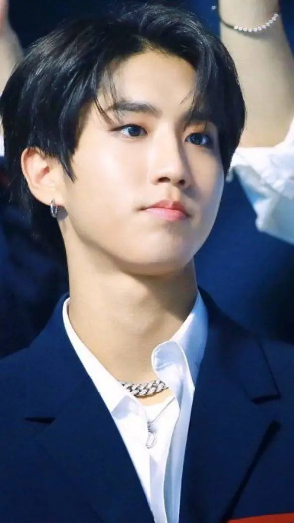 ai character: han Jisung 💋❤ background